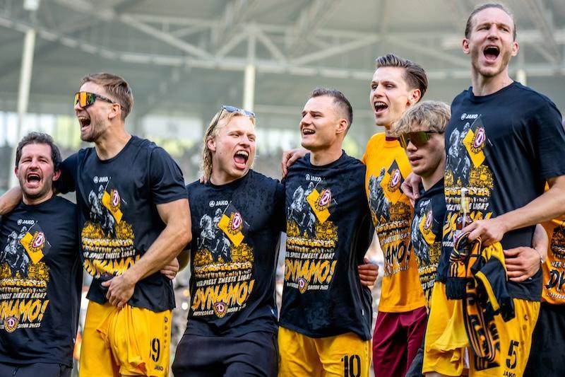 Die Spieler von Dynamo Dresden feiern den Aufstieg in die 2. Bundesliga.